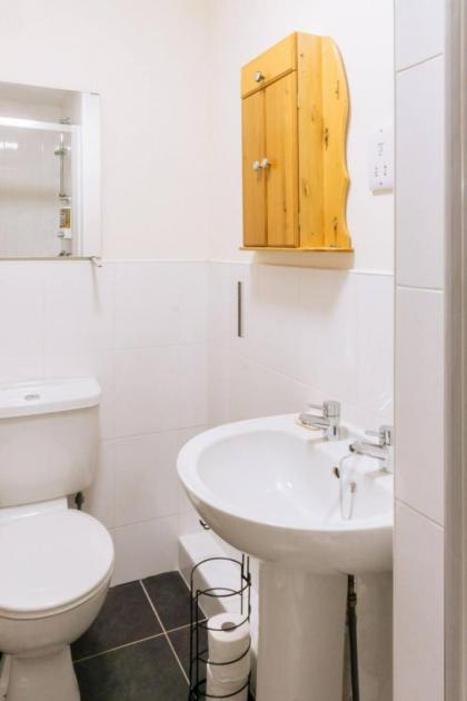 Stylish 3 Bedroom Apartment near Hollyrood Park - image 17