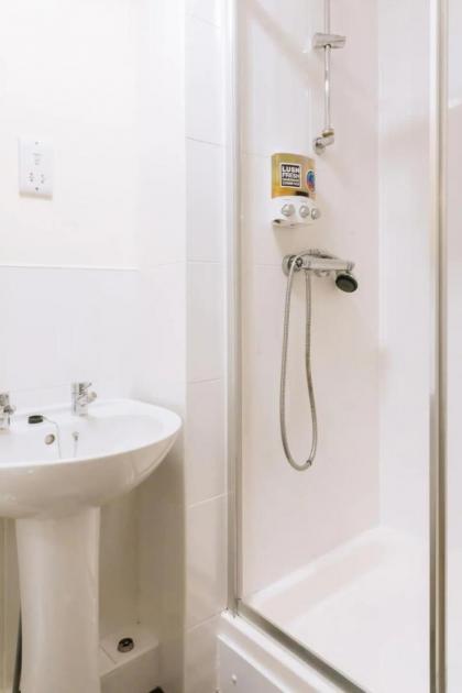 Stylish 3 Bedroom Apartment near Hollyrood Park - image 18