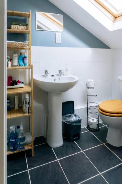 Stylish 3 Bedroom Apartment near Hollyrood Park - image 19
