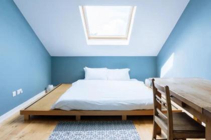 Stylish 3 Bedroom Apartment near Hollyrood Park - image 2