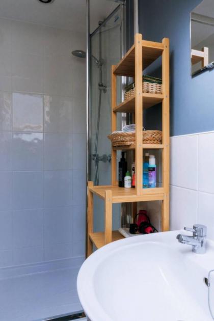 Stylish 3 Bedroom Apartment near Hollyrood Park - image 20