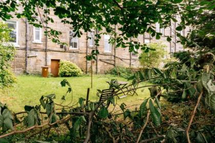 Stylish 3 Bedroom Apartment near Hollyrood Park - image 22