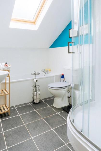 Stylish 3 Bedroom Apartment near Hollyrood Park - image 5
