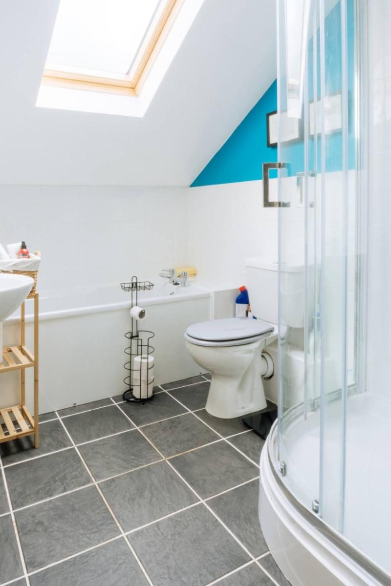 Stylish 3 Bedroom Apartment near Hollyrood Park - image 5