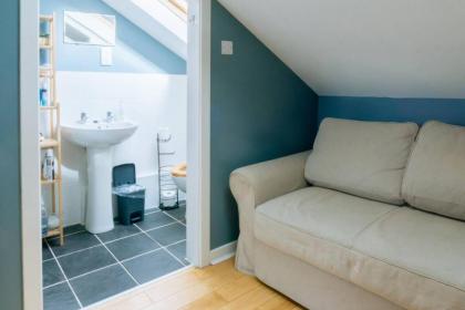 Stylish 3 Bedroom Apartment near Hollyrood Park - image 7