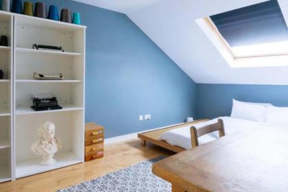 Stylish 3 Bedroom Apartment near Hollyrood Park - image 8
