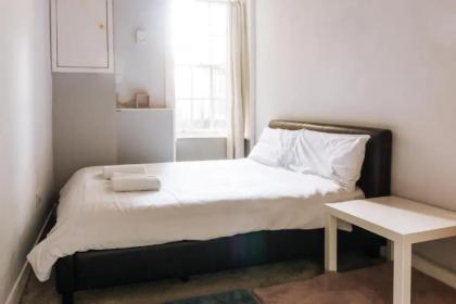 Homely 3 Bedroom in the Heart of Central Edinburgh - image 10