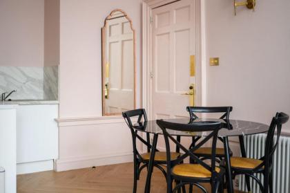 Charming Large Family Suite with Kitchenette - image 22