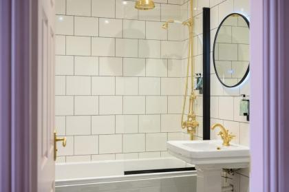 Charming Large Family Suite with Kitchenette - image 23
