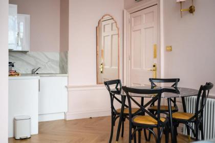 Charming Large Family Suite with Kitchenette - image 26