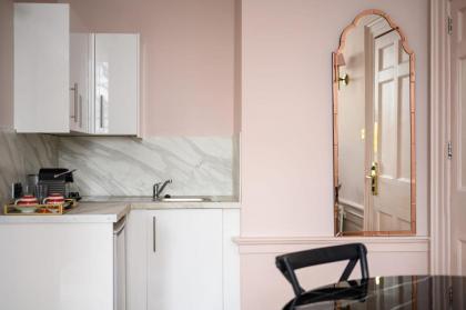 Charming Large Family Suite with Kitchenette - image 29
