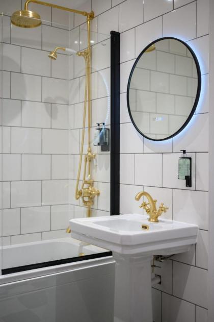 Charming Large Family Suite with Kitchenette - image 30