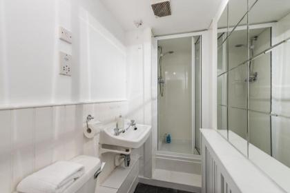 Luxury 3 Bedroom Apt On Edinburgh's Royal Mile - image 11