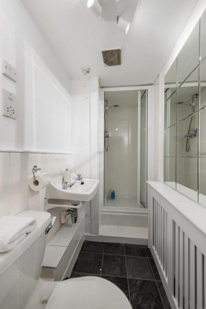 Luxury 3 Bedroom Apt On Edinburgh's Royal Mile - image 12