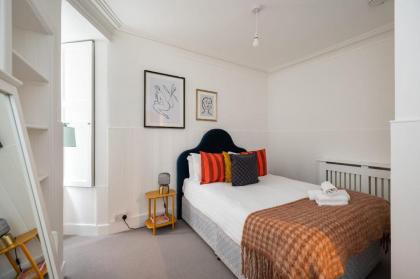 Luxury 3 Bedroom Apt On Edinburgh's Royal Mile - image 13