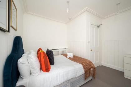 Luxury 3 Bedroom Apt On Edinburgh's Royal Mile - image 15