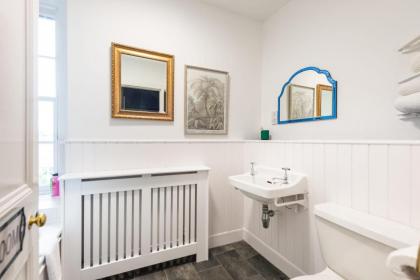 Luxury 3 Bedroom Apt On Edinburgh's Royal Mile - image 19