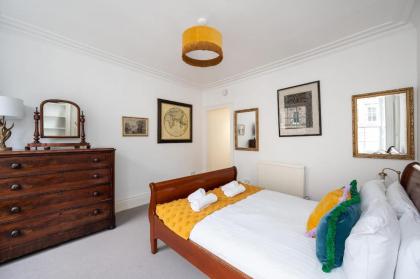 Luxury 3 Bedroom Apt On Edinburgh's Royal Mile - image 2