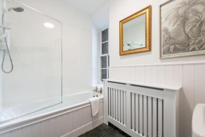 Luxury 3 Bedroom Apt On Edinburgh's Royal Mile - image 20
