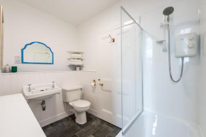 Luxury 3 Bedroom Apt On Edinburgh's Royal Mile - image 21