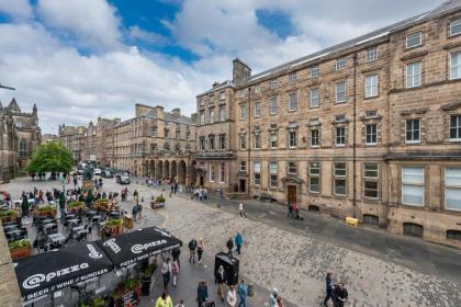 Luxury 3 Bedroom Apt On Edinburgh's Royal Mile - image 25