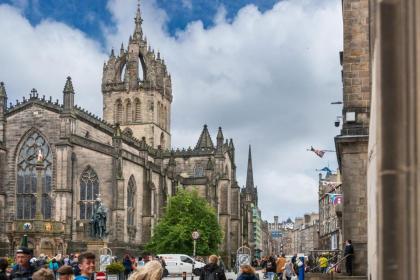 Luxury 3 Bedroom Apt On Edinburgh's Royal Mile - image 27