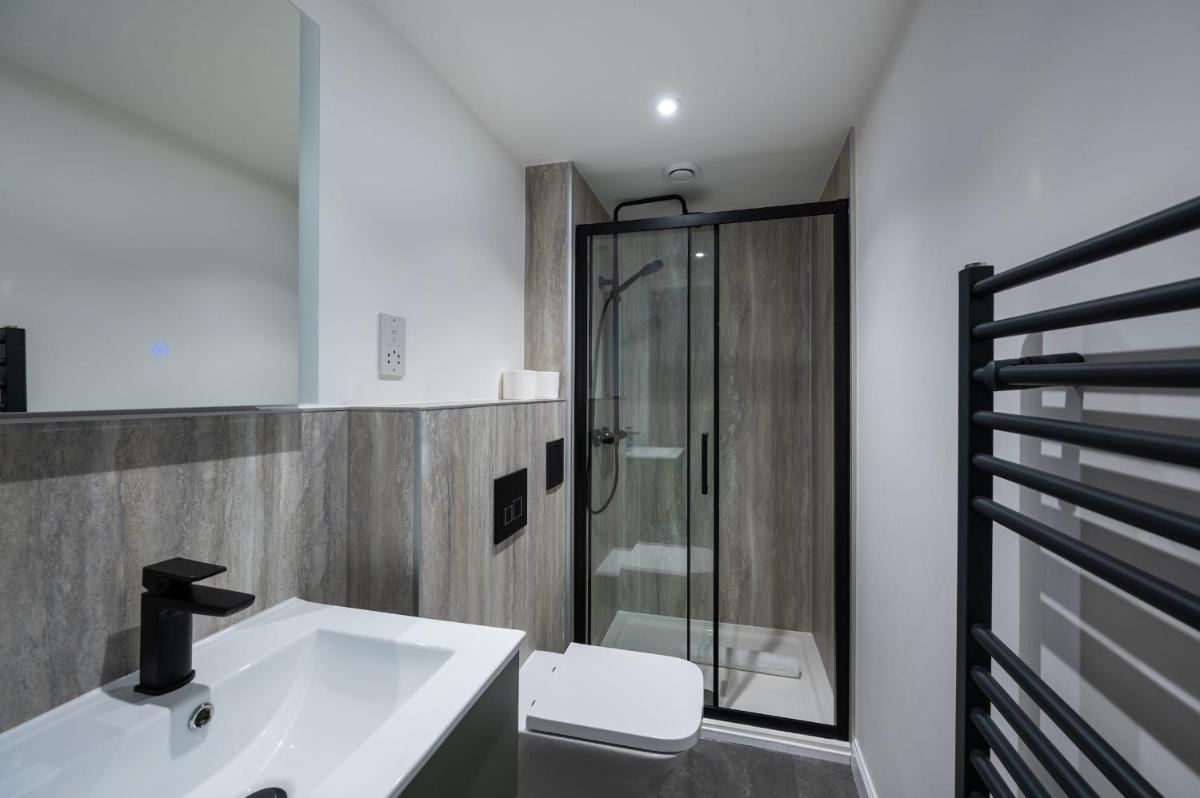 Luxury 3 Bedroom Apt On Edinburgh's Royal Mile - image 4