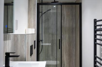 Luxury 3 Bedroom Apt On Edinburgh's Royal Mile - image 5
