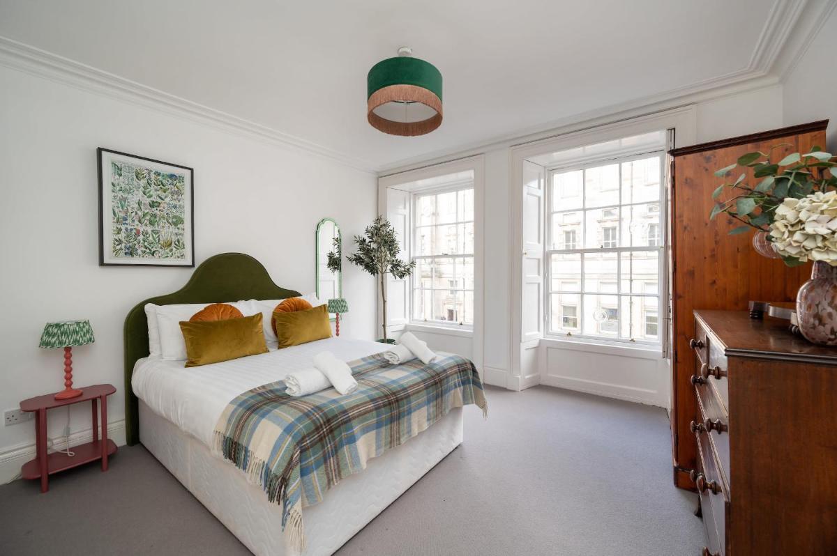 Luxury 3 Bedroom Apt On Edinburgh's Royal Mile - image 6