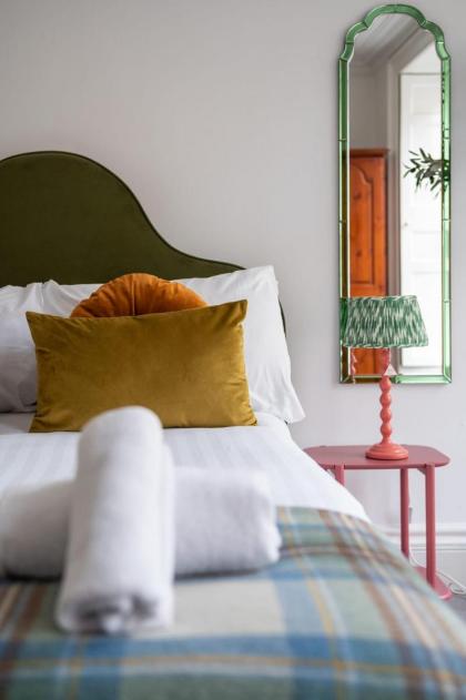 Luxury 3 Bedroom Apt On Edinburgh's Royal Mile - image 7