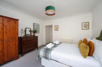 Luxury 3 Bedroom Apt On Edinburgh's Royal Mile - image 8