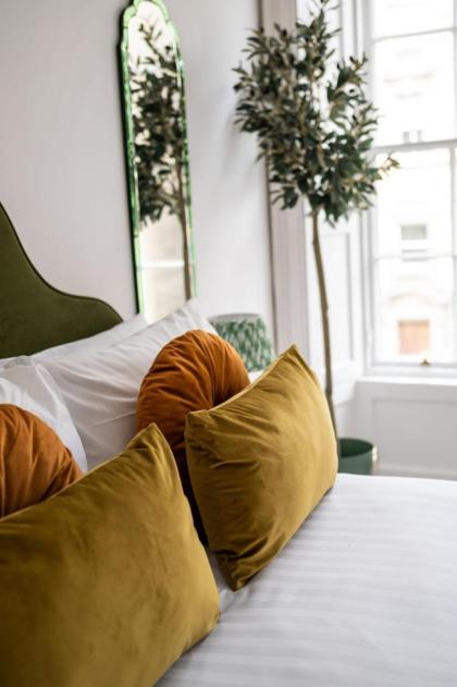 Luxury 3 Bedroom Apt On Edinburgh's Royal Mile - image 9