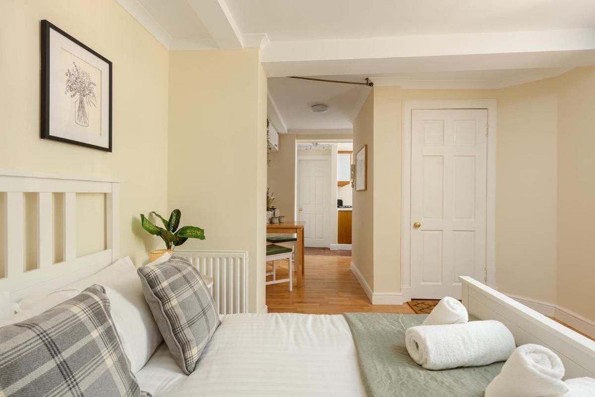Cosy Dean Village Studio - main image