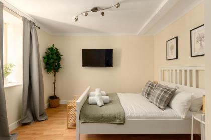 Cosy Dean Village Studio - image 2