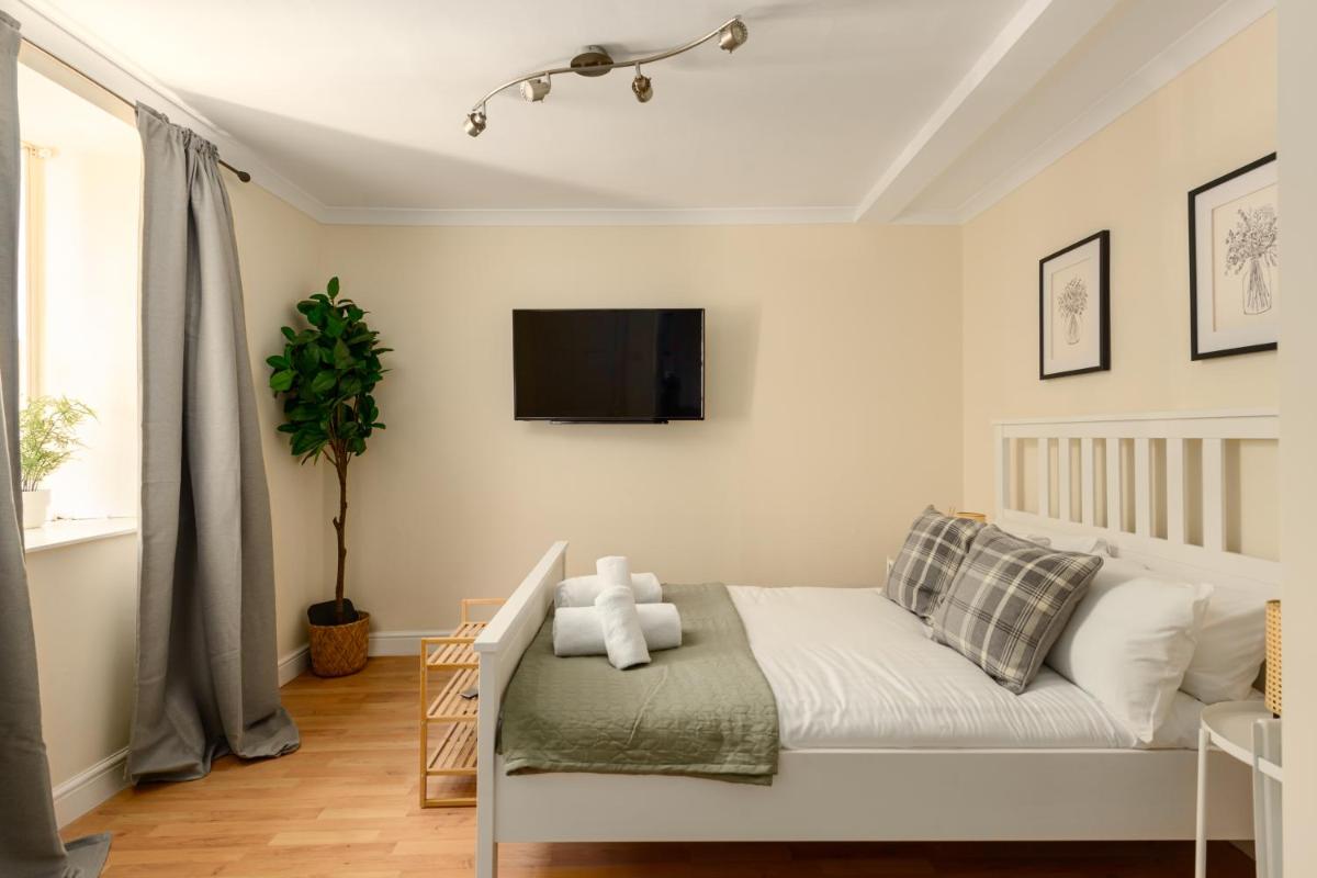 Cosy Dean Village Studio - image 2