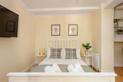 Cosy Dean Village Studio - image 7