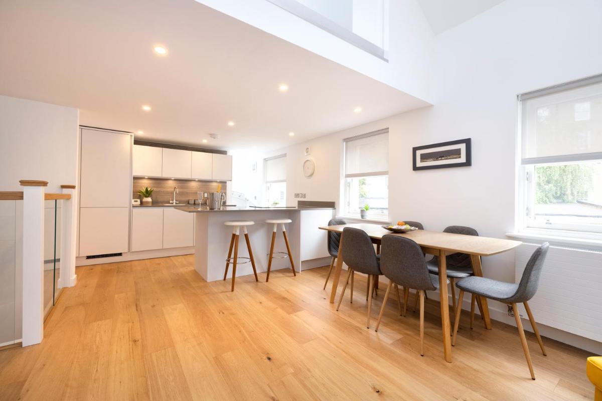 Edinburgh Modern 3-Storey 3-Bedroom City Apartment - main image