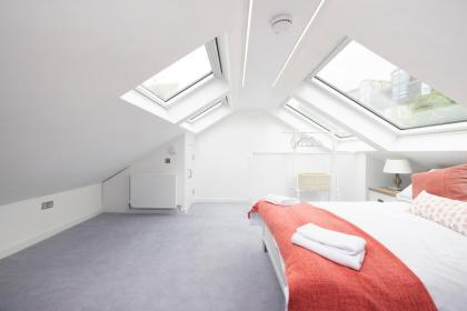 Edinburgh Modern 3-Storey 3-Bedroom City Apartment - image 10