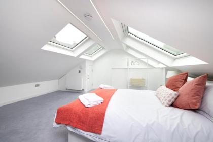 Edinburgh Modern 3-Storey 3-Bedroom City Apartment - image 11