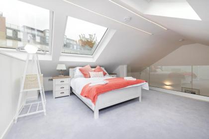 Edinburgh Modern 3-Storey 3-Bedroom City Apartment - image 13