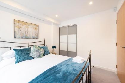 Edinburgh Modern 3-Storey 3-Bedroom City Apartment - image 14