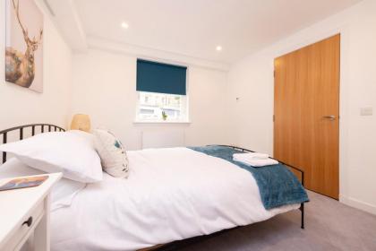 Edinburgh Modern 3-Storey 3-Bedroom City Apartment - image 15