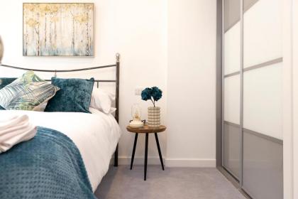 Edinburgh Modern 3-Storey 3-Bedroom City Apartment - image 16