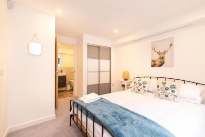 Edinburgh Modern 3-Storey 3-Bedroom City Apartment - image 17