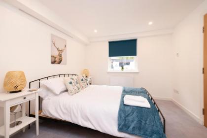 Edinburgh Modern 3-Storey 3-Bedroom City Apartment - image 19
