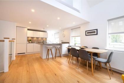 Edinburgh Modern 3-Storey 3-Bedroom City Apartment - image 2