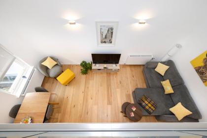 Edinburgh Modern 3-Storey 3-Bedroom City Apartment - image 20