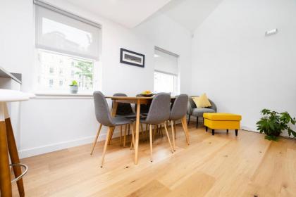 Edinburgh Modern 3-Storey 3-Bedroom City Apartment - image 21