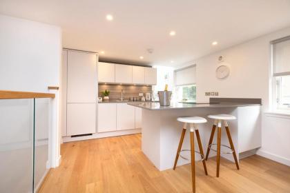 Edinburgh Modern 3-Storey 3-Bedroom City Apartment - image 22