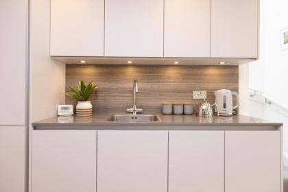 Edinburgh Modern 3-Storey 3-Bedroom City Apartment - image 23